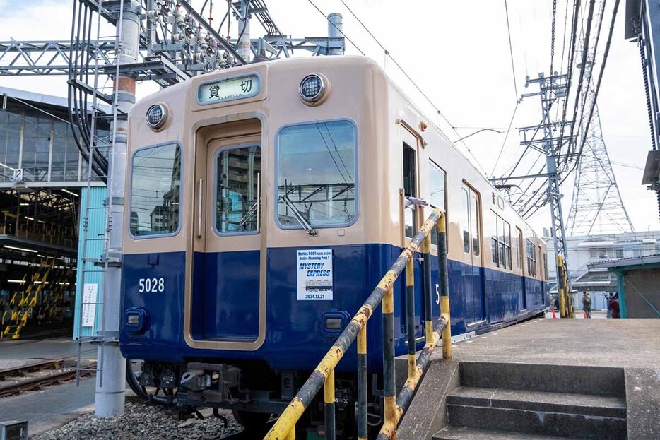 尼崎車庫に停車した「青胴車」5001形電車（鶴原早恵子撮影）。