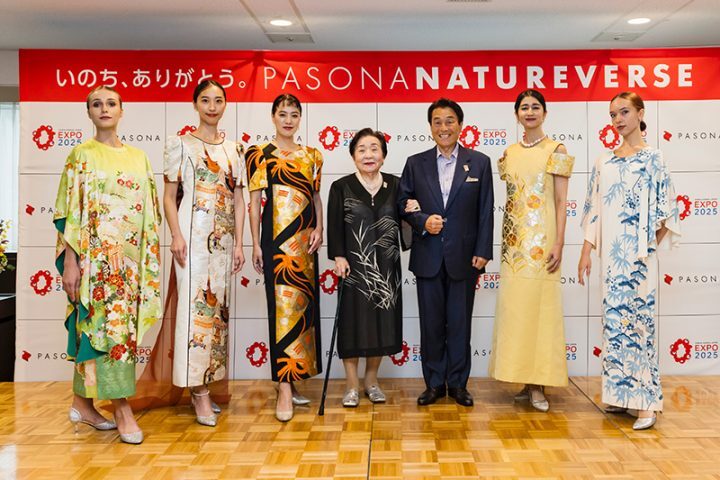 パソナグループのパビリオン「PASONA NATUREVERSE」のVIP接客にあたるアテンダントが着用するオートクチュールドレス。中央が藤本さん（写真提供／パソナグループ）