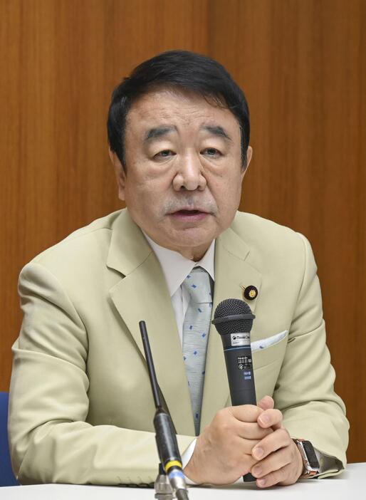 自民党大阪府連の会長に選ばれ、記者会見する青山繁晴参院議員＝22日午後、大阪市