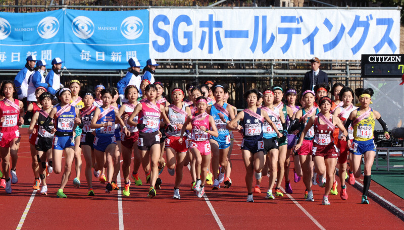 一斉にスタートする女子の選手たち＝たけびしスタジアム京都で2024年12月22日、滝川大貴撮影