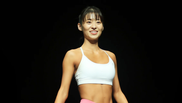 女子アナウンサーの安川侑希がレギンスで美腹筋とボディライン見せ全国優勝を果たした