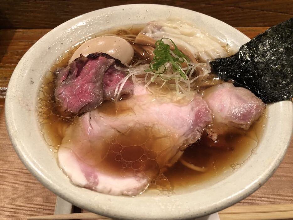 Homemade Ramen 麦苗の「醤油（1300円）」の「特上トッピング（700円）」。具は豚チャーシュー、黒毛和牛、黒豚ワンタン、味玉、白髪ネギ、青ネギ、メンマ、ノリ。麺は細めストレートの自家製麺（筆者撮影）