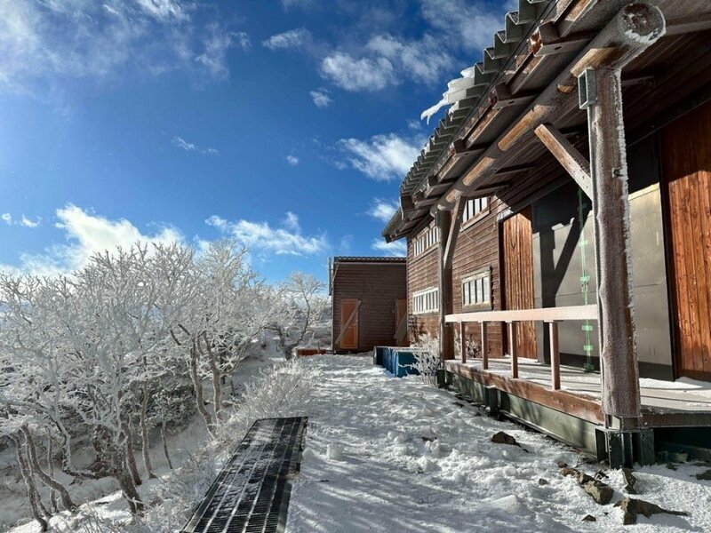 先日友人が撮影した光岳小屋の様子。凍てついています