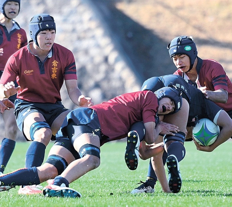 【１回戦・倉吉東－関商工】前半、相手の突進を食い止める倉吉東のＦＷ藤井晴土（手前左から２人目）、大西信太朗（同３人目）、門木悠真（右）＝花園ラグビー場