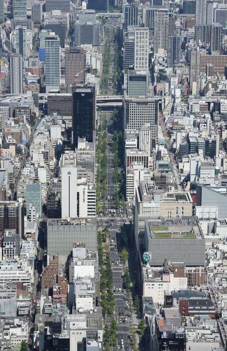 高層ビルが両脇にびっしりと立ち並ぶ御堂筋（中央）＝大阪市中央区