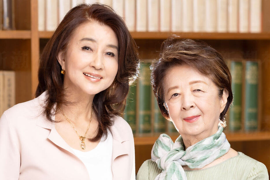 秋吉久美子さん（左）、下重暁子さん　（写真：新潮社）