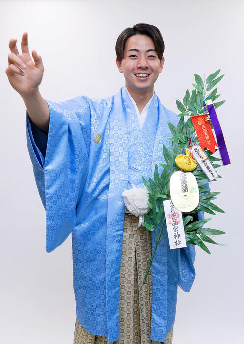 はかま姿で十日えびすのポスター撮影を行った阪神下村（撮影・上山淳一）