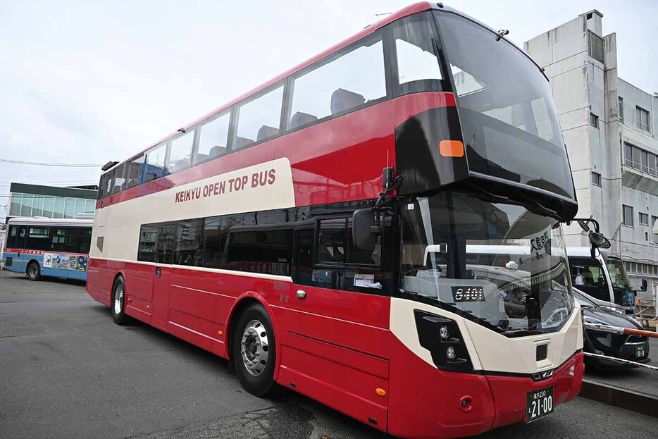 １日３便限定の「ＫＥＩＫＹＵ　ＯＰＥＮ　ＴＯＰ　ＢＵＳ　ＭＩＵＲＡ」＝京急線三浦海岸駅