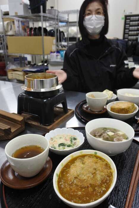 チキンカツカレー（手前）、肉吸い（右）などの「フリーズドライ御膳」＝12月2日、岡山県里庄町（市岡豊大撮影）