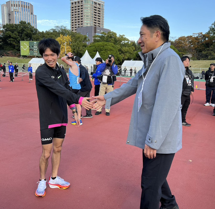 青山学院大学陸上部の原監督と話をする優勝した吉田（撮影・梅根麻紀）