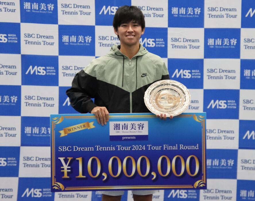 優勝を飾った中川直樹[画像提供：tennis365.net]