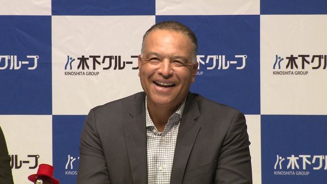 笑みを見せながら質問に答えるドジャースのロバーツ監督