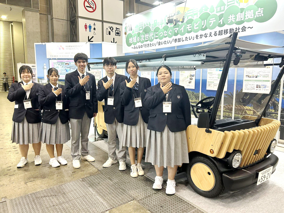 自分たちでデザインした自動運転車両を前にした沖永良部高校の生徒たち＝4日、東京都江東区