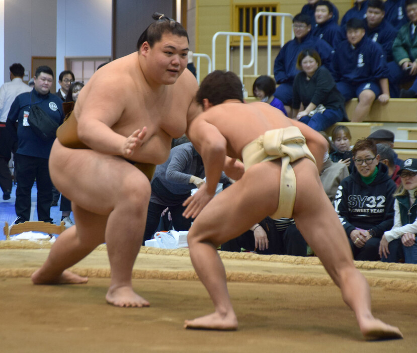 「乙亥大相撲」で中学生に胸を出す王鵬（左）＝１１月２６日、愛媛県西予市