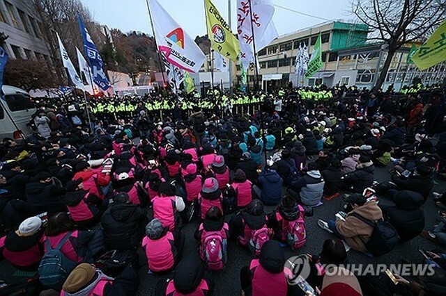 大統領公邸前で尹大統領の弾劾を訴える集会参加者たち＝12日、ソウル（聯合ニュース）