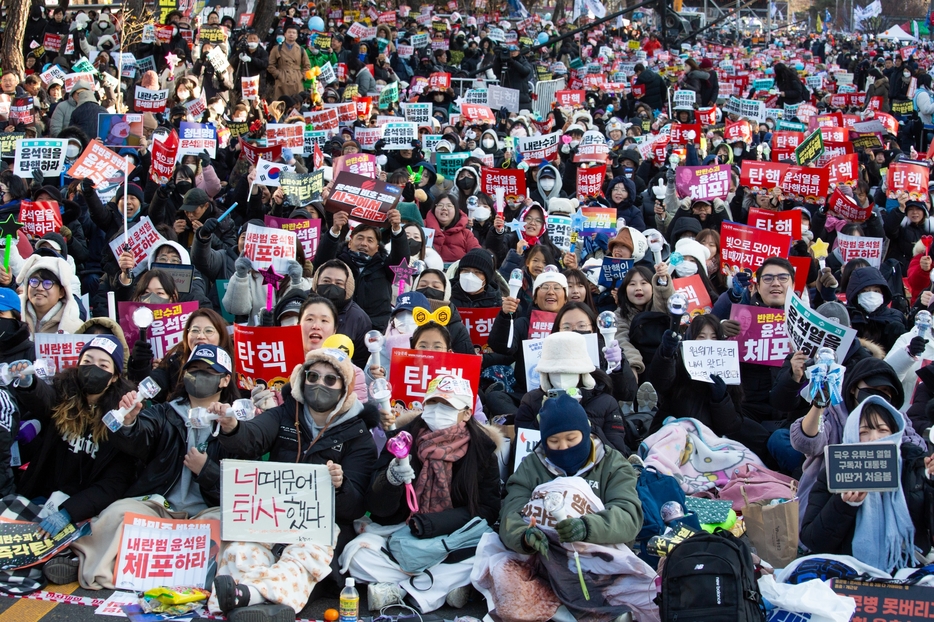 [写真]韓国では「非常戒厳」を宣言（その後解除）した尹錫悦（ユンソンニョル）大統領の辞任を求める声が強まっている（Lee Jae Won/アフロ）