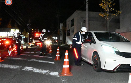 【飲酒検問をする警察官ら＝11月、鈴鹿市内で】