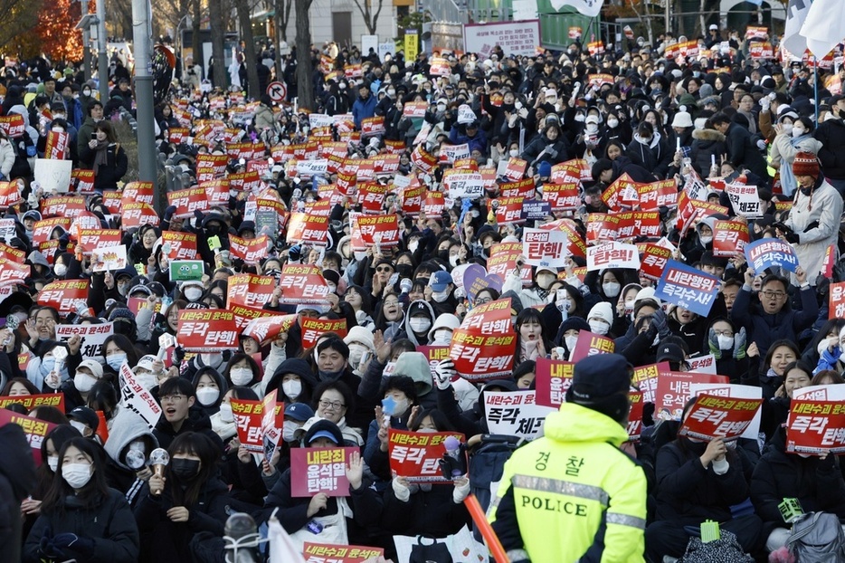 国会周辺で韓国の尹錫悦大統領の弾劾などを訴える人たち＝8日、ソウル