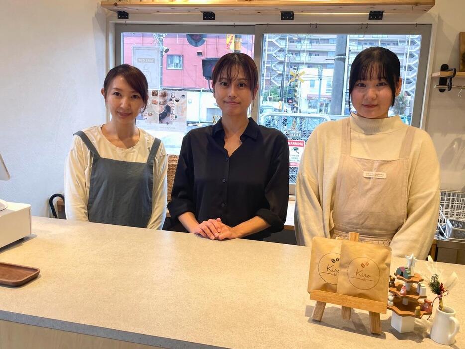 店長の堀川かおりさん（中央）とスタッフ