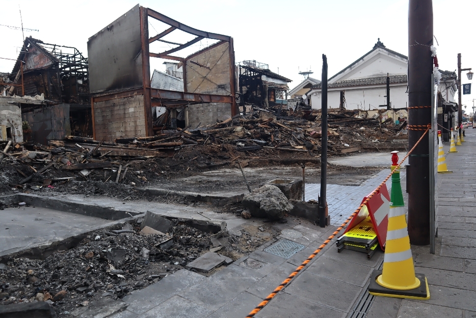 焼け跡には焼損した建物が残されたままになっている＝18日、臼杵市臼杵