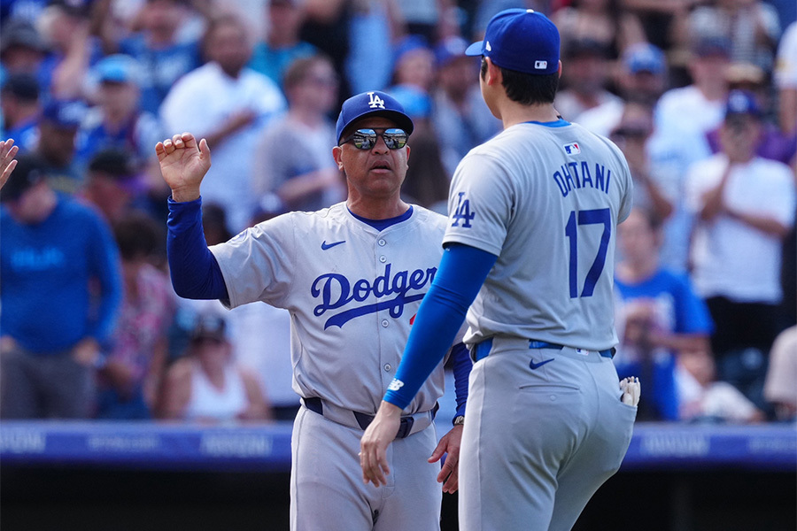 ドジャースのデーブ・ロバーツ監督（左）と大谷翔平【写真：荒川祐史】