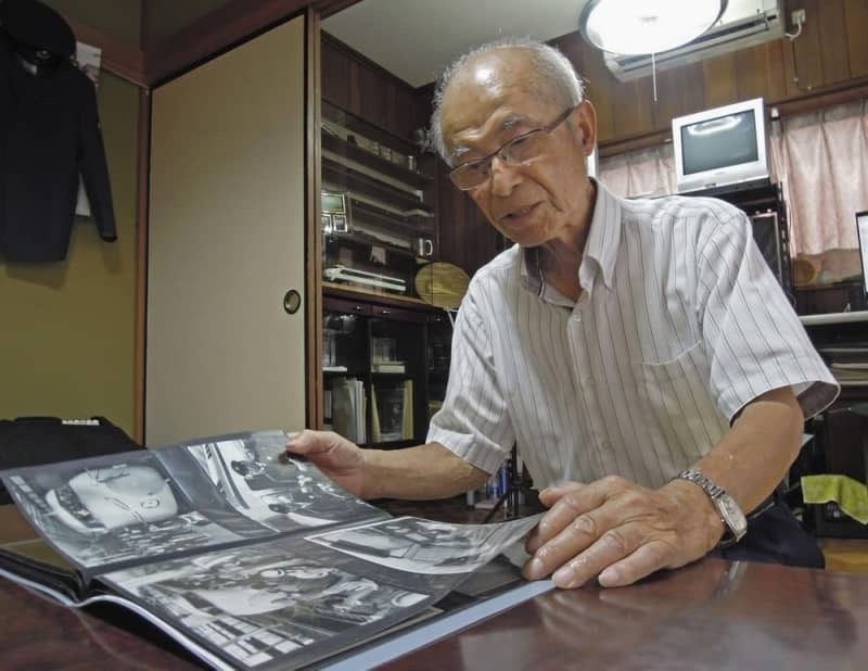 新幹線を運転していたころのアルバムを見る大石和太郎さん