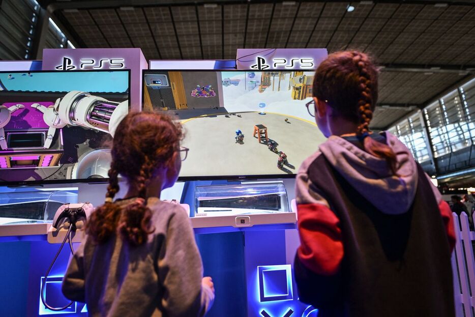 パリ・ゲームウイーク2024でPS5をプレイする子ども（Abdullah Firas/ABACA via Reuters Connect）