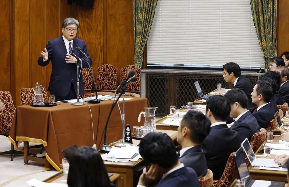 衆院政治倫理審査会で、質問に答える萩生田光一氏＝18日午後、国会内（代表撮影）