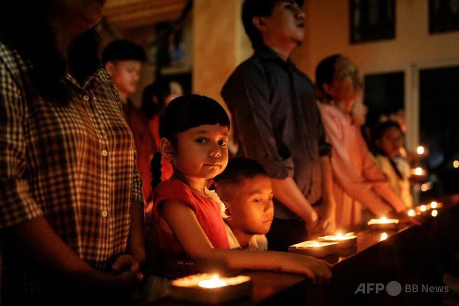 インドネシアのバンダアチェにある教会で開かれたクリスマスイブのミサ（2024年12月24日撮影）。【翻訳編集】 AFPBB News