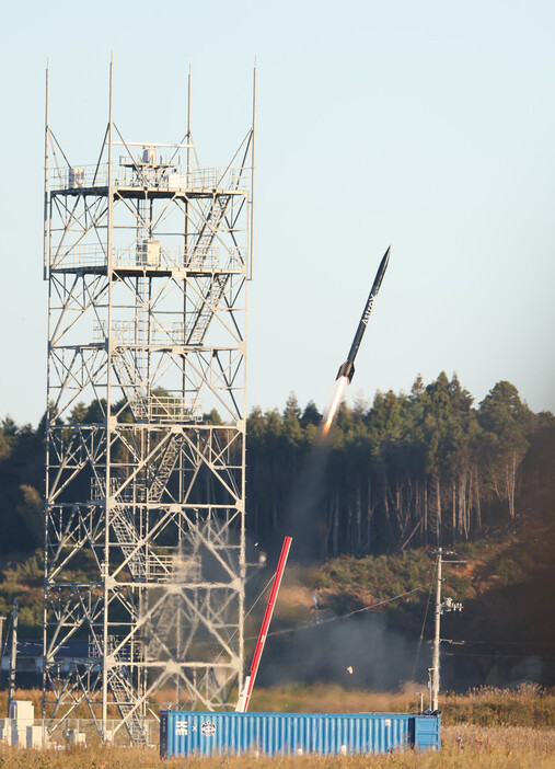 打ち上げられた「ＡｓｔｒｏＸ（アストロエックス）」の小型ロケット＝１１月９日、福島県南相馬市