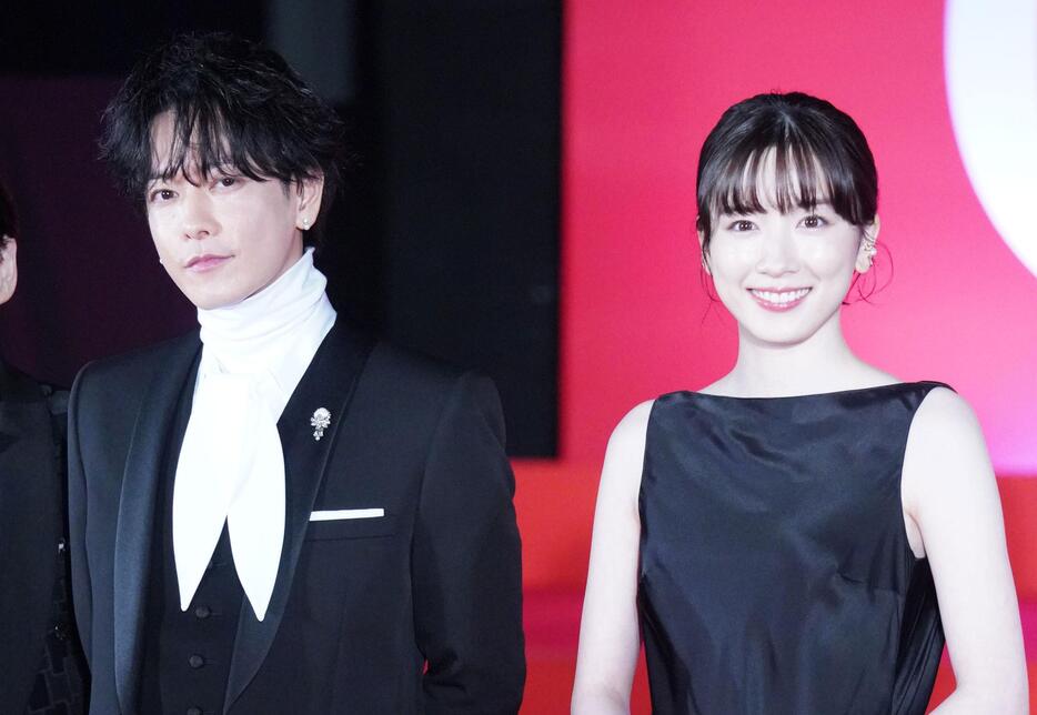 映画「はたらく細胞」のカーペットイベントに登場した佐藤健さん（左）と永野芽郁さん