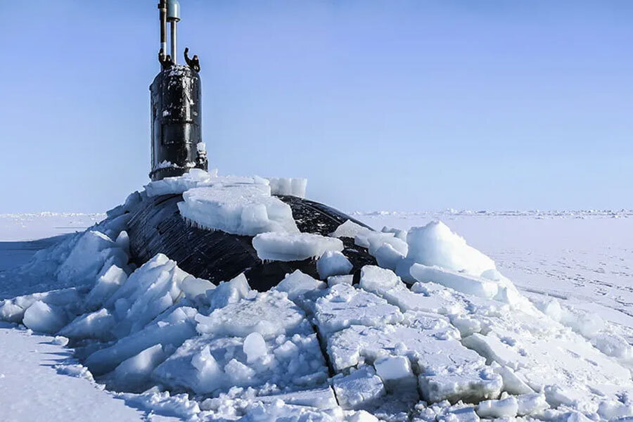 氷を割って浮上するトラファルガー級（画像：イギリス海軍）。