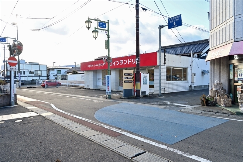 逆走が多発している道路の手前の交差点。進入禁止の標識などはあるが、進入する車両が後を絶たない