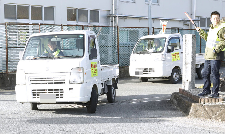 交通安全の啓発に出発するパレード隊の軽トラック＝小阿坂町の阿坂地区市民センターで