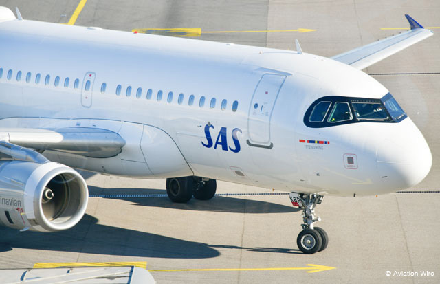 胴体前方のSASロゴを残して白一色となった元スターアライアンス塗装のスカンジナビア航空のA319＝24年12月1日 PHOTO: Yusuke KOHASE/Aviation Wire