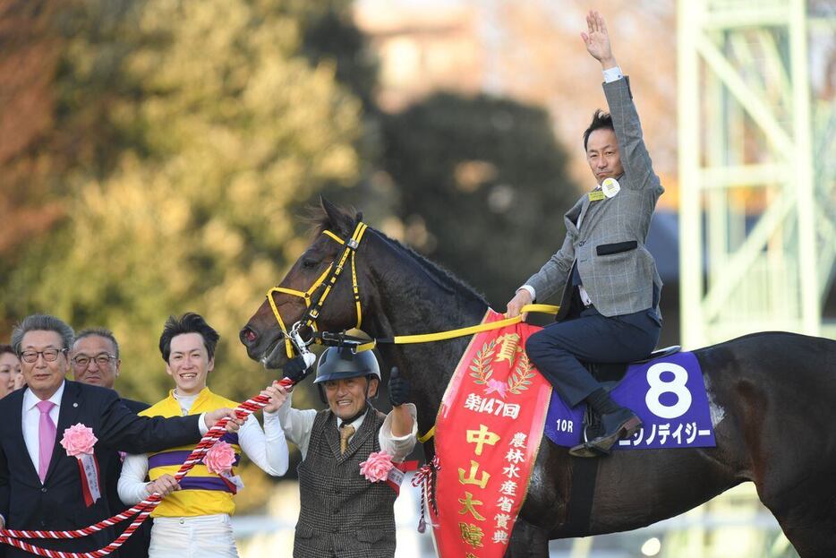 勝浦正樹元騎手が口取りでニシノデイジーに騎乗＝21日、中山競馬場（撮影・奈良武）