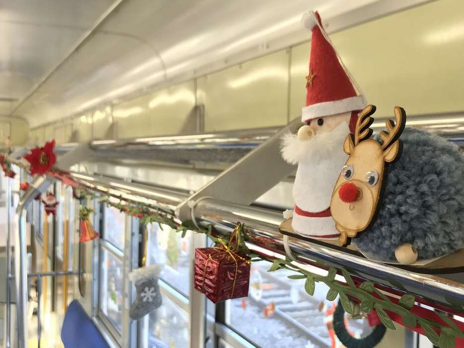 昨年の「メリークリスマス号」の車内（近江鉄道提供）