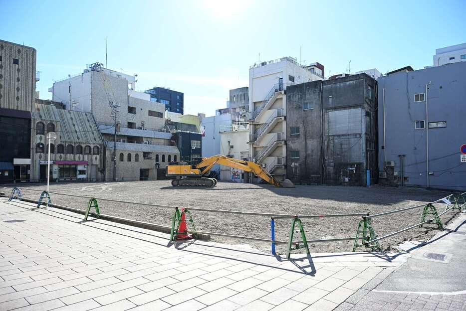 ビジネスホテル建設が予定されるエンパイヤビル跡地＝１９日、鹿児島市千日町