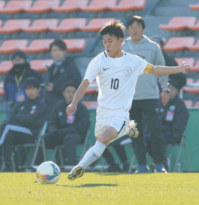 松山北―龍谷富山　前半、ゴール前へパスを出す龍谷富山・横山