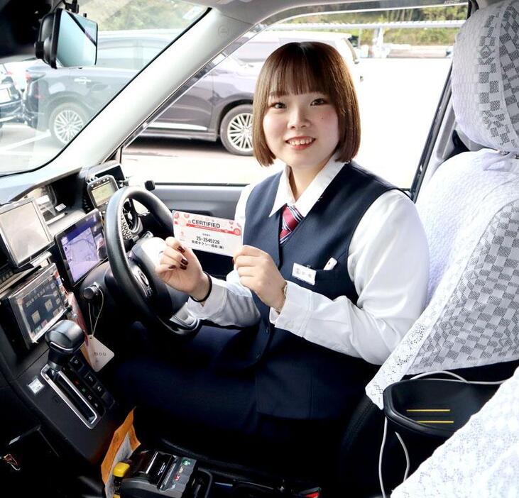 千葉県内最年少の19歳でタクシー運転手になった小椋さん＝成田市