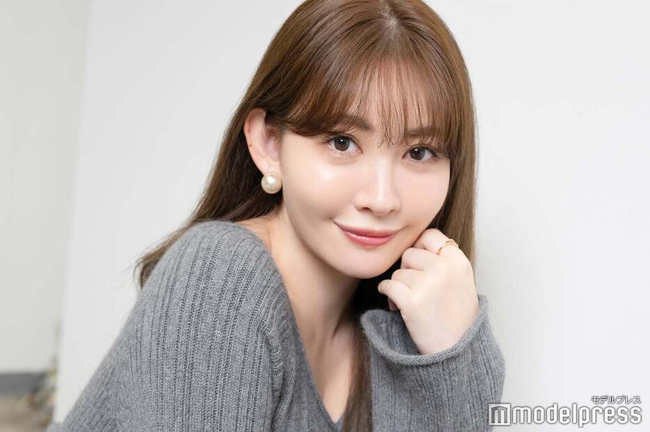 モデルプレスのインタビューに応じた小嶋陽菜