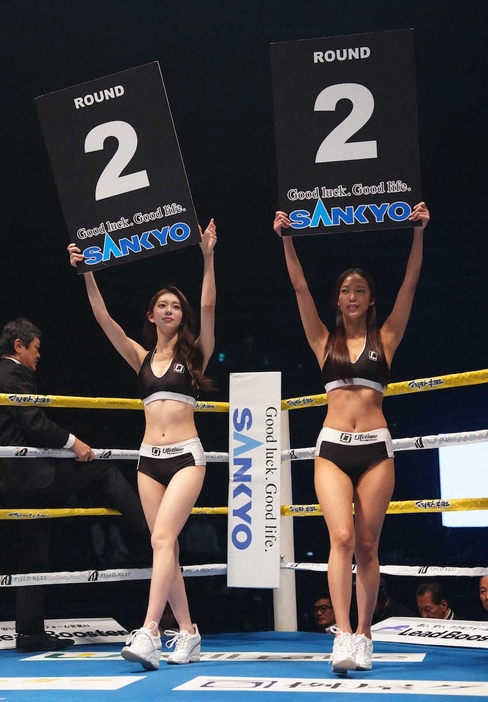 ＜LIFETIME　BOXING＞ラウンドガールの上原沙弓理（左）と宇佐美なお（撮影・島崎忠彦）