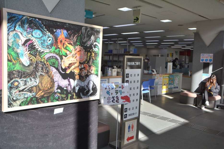 松前町役場のエントランス。恐竜が描かれた絵画が来庁者を出迎えてくれる＝愛媛県松前町