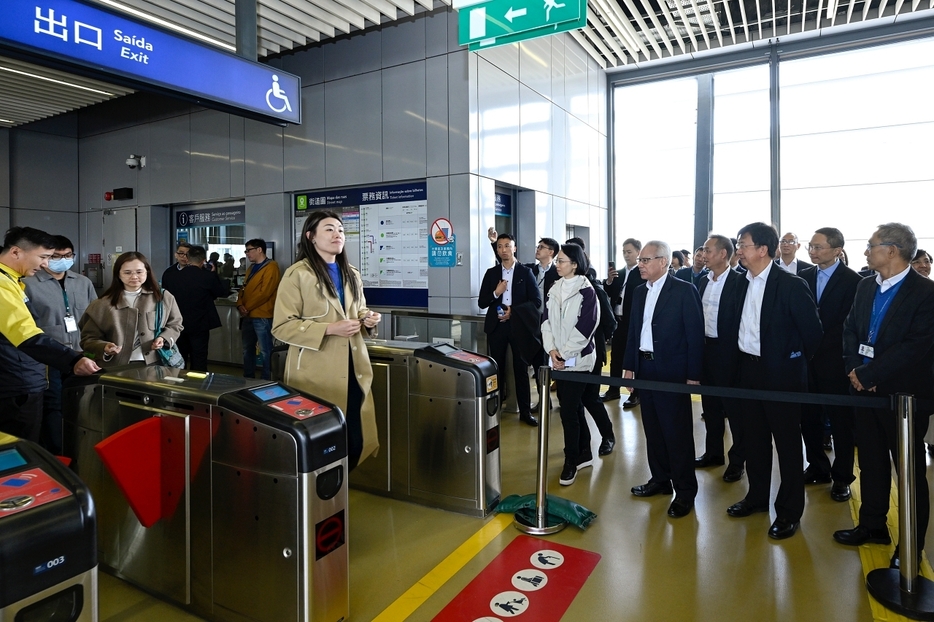 マカオアウトドアパフォーマンスベニューへの交通アクセスの要となるマカオLRTタイパ線の東亜運駅を視察する岑浩輝行政長官及び政府高官ら＝2024年12月26日（写真：GCS）