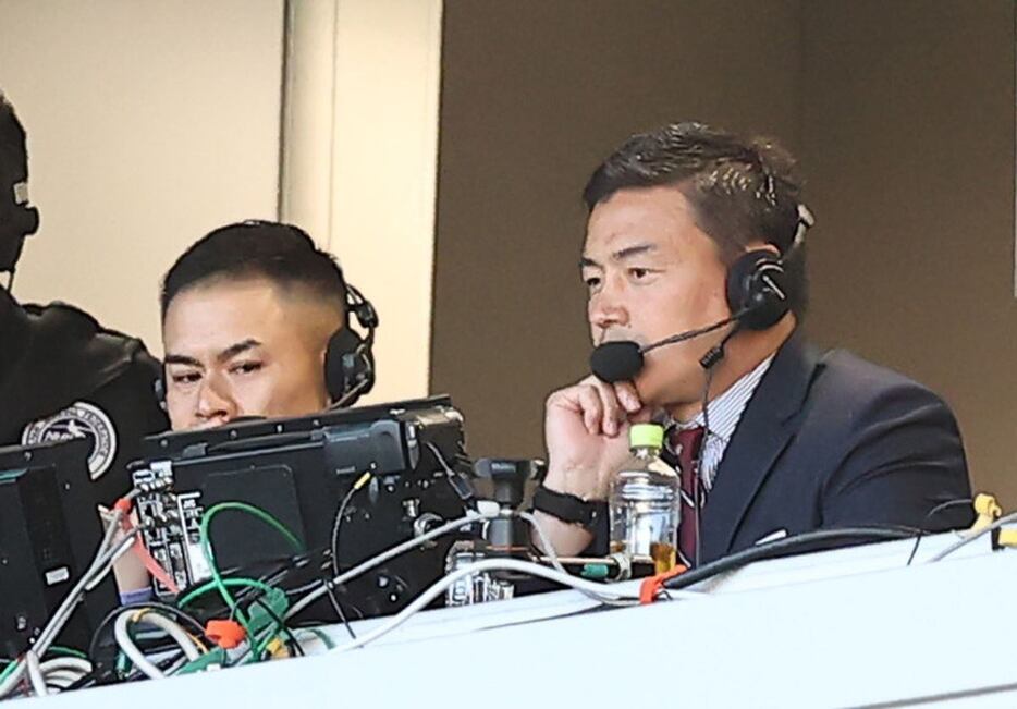 中継ブースから試合を見つめる五郎丸歩氏（右）と田村優（撮影・福島範和）