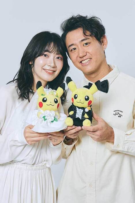 結婚を発表した檜山沙耶（左）と西岡良仁