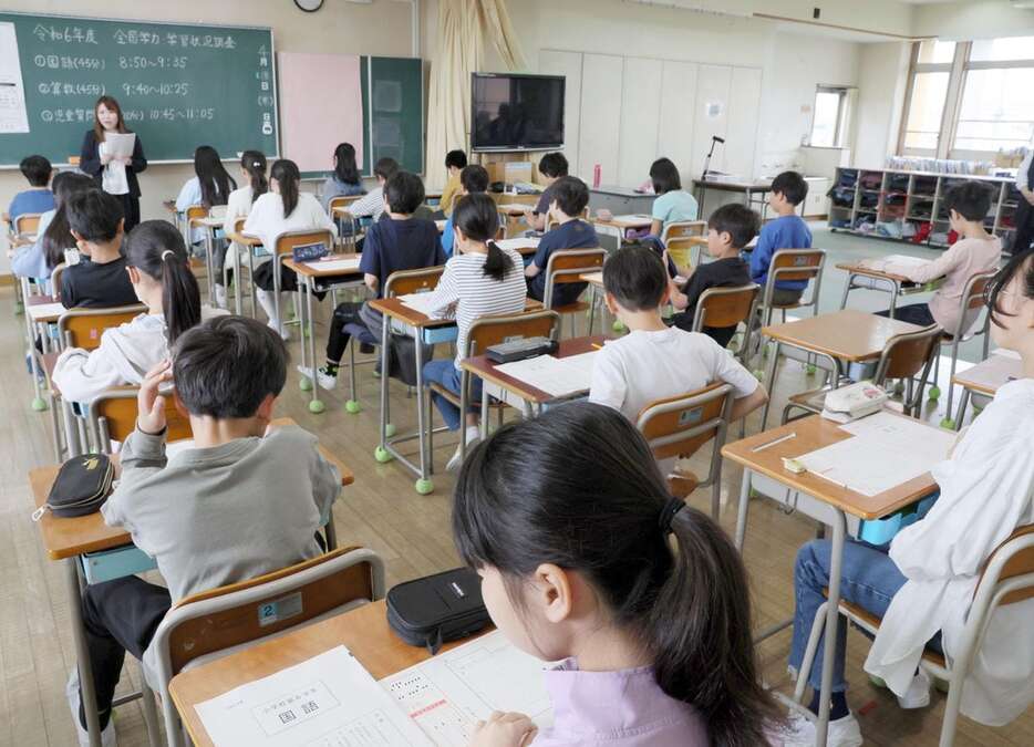 全国学力テストに臨む児童ら＝4月18日、東京都内の小学校