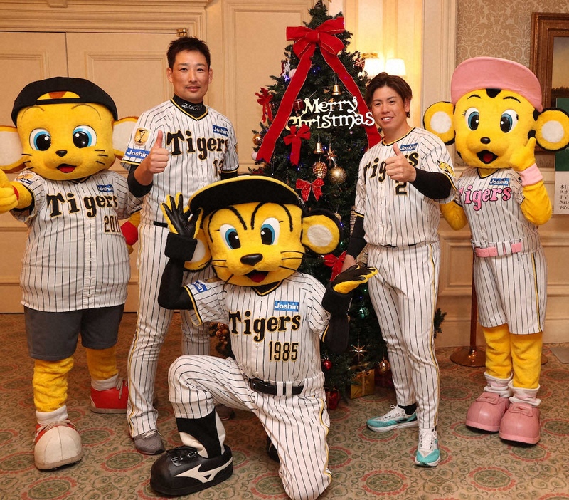 ファンクラブのクリスマスパーティーに出席した阪神の岩崎（左）と梅野（撮影・大森　寛明）