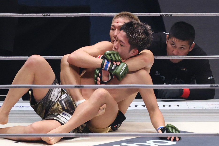 元谷友貴（写真奥）が無敗の18歳、秋元強真に判定勝利【写真：山口比佐夫】