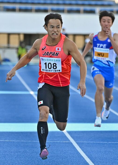 【世界国別・地域別対抗選手権・男子100メートル決勝】10秒73で優勝し2連覇を果たした佐々木＝30日、東京・駒沢オリンピック公園陸上競技場